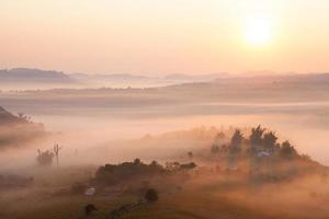 brumoso amanecer matutino en khao takhian ong punto de vista en khao-kho phetchabun, tailandia foto