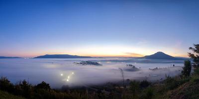 niebla del paisaje panorámico en el amanecer de la mañana en el punto de vista de khao takhian ong en khao-kho phetchabun, tailandia foto