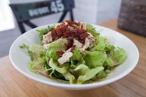 ensalada de pollo en la mesa foto