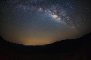 galaxia vía láctea con estrellas y polvo espacial en el universo, fotografía de larga exposición, con grano. foto