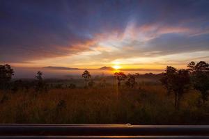 brumoso amanecer matutino en el parque nacional thung salang luang phetchabun, tailandia foto