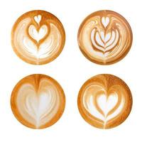 formas de corazón de arte latte sobre fondo blanco foto