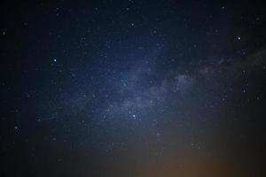 galaxia de la vía láctea con estrellas y polvo espacial en el universo foto