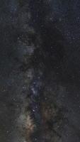 cielo nocturno estrellado, galaxia panorámica de la vía láctea con estrellas y polvo espacial en el universo, fotografía de larga exposición, con grano. foto