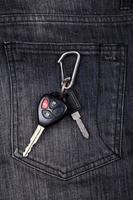 llaves del auto en jean negro foto
