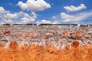 capa de suelo debajo de la carretera asfaltada con cielo azul foto