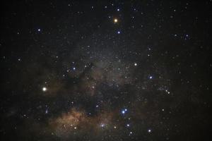 el centro de la galaxia de la vía láctea, fotografía de larga exposición, con grano foto