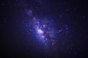 galaxia claramente vía láctea con estrellas y polvo espacial en el universo foto