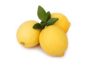 limones frescos sobre fondo blanco foto