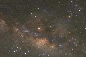 primer plano de la galaxia claramente vía láctea con estrellas y polvo espacial en el universo foto