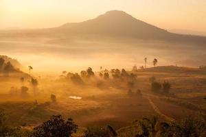 brumoso amanecer matutino en khao takhian ong punto de vista en khao-kho phetchabun, tailandia foto