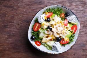 ensalada de frutas en el tazón foto