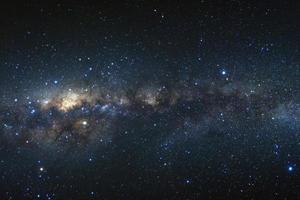 galaxia vía láctea con estrellas y polvo espacial en el universo foto