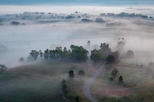 Niebla en el amanecer y la carretera de la mañana en el punto de vista de la ong khao takhian en khao-kho phetchabun, tailandia foto