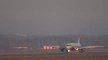 nowosibirsk, russische föderation 10. mai 2021 - airbus a320 von red wings airlines bremst nach der landung am flughafen tolmachevo. Blick auf den Flugplatz durch den Dunst in der Morgendämmerung video