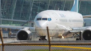 phuket, Thailand december 02, 2018 - midden- schot van passagier vliegtuig boeing 737 Silkair taxi's voor vertrek. reclame passagiersvliegtuig Aan de achtergrond van een modern luchthaven terminal video