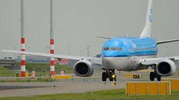 amsterdam, Paesi Bassi 25 luglio 2017 - klm boeing 787 dreamliner ph bgm in rullaggio prima della partenza sulla pista 36l polderbaan. aeroporto di Shiphol, Amsterdam, Olanda video