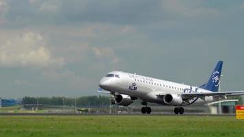 amsterdam, países bajos 25 de julio de 2017 - klm embraer erj 190 skyteam livery ph ezx acelera y despega en polderbaan 36l, aeropuerto shiphol, amsterdam, holanda video