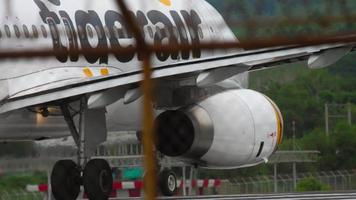 phuket, Tailandia 26 novembre 2017 - tigerair airbus a320 9v trw in rullaggio all'inizio dell'aeroporto di phuket. spiaggia di mai khao video