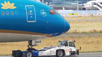 francfort-sur-le-main, allemagne 17 juillet 2017 - vietnam airlines boeing 787 dreamliner vn a863 remorquage par tracteur du service. Fraport, Francfort, Allemagne video