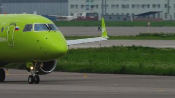 almaty, kazachstan 4 mei 2019 - embraer erj 10 s7 taxiën voor vertrek, de internationale luchthaven van almaty, kazachstan video