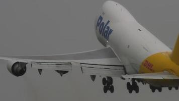 almaty, cazaquistão, 4 de maio de 2019 - polar boeing 747 acelerar antes da partida, tempo chuvoso, aeroporto internacional de almaty, cazaquistão video