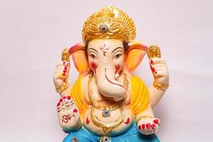 feliz diseño de tarjeta de felicitación de ganesh chaturthi con el ídolo de lord ganesha foto