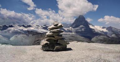 pila de piedras en la cima de la montaña dispuestas para la meditación. foto
