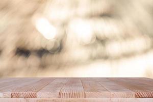 mesa de madera sobre fondo verde bokeh - se puede utilizar para montar o mostrar sus productos foto