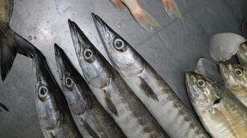 Pescado de mar fresco perfectamente organizado para la venta en una de las pescaderías tradicionales de Indonesia foto