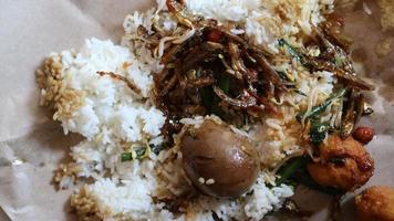 el arroz mixto favorito de los indonesios foto