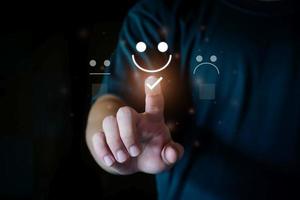 encuesta de satisfacción del cliente. calificación de satisfacción del cliente, emoji sonriente, cliente feliz, buen servicio, calificación positiva, servicio feliz, servicio de cinco estrellas. pantalla táctil virtual, tecnología futurista. foto