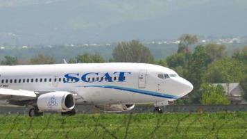 almatië, Kazachstan mei 4, 2019 - boeing 737 van scat luchtvaartmaatschappijen taxiën Aan de landingsbaan Bij Almaty luchthaven, Kazachstan. civiel vliegtuig aankomst, kant visie video
