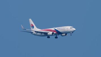 phuket, tailândia, 26 de novembro de 2019 - malaysia airlines boeing 737 9m mls liberou o trem de pouso e pousou no aeroporto de phuket video