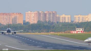 moscou, federação russa 12 de setembro de 2020 - aeroflot sukhoi superjet 100 taxiando para a pista para partida do aeroporto internacional de sheremetyevo.