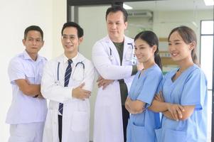 un equipo médico de confianza profesional asiático está caminando en el hospital, concepto de atención médica. foto