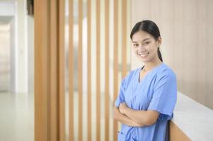 retrato de una enfermera asiática confiada y sonriente que trabaja en el hospital, concepto de atención médica foto