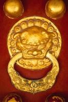 perilla de puerta de cabeza de dragón dorado con adornos chinos foto