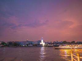 paisaje urbano de la ciudad de bangkok y el río chao phraya con una hermosa puesta de sol desde el paseo del río yodpiman en la ciudad de bangkok, tailandia foto