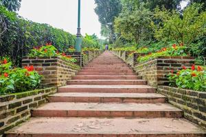 escalera en el palacio phu phing chiang mai tailandia foto