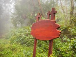 pancarta de madera en blanco en la montaña en un día de niebla foto