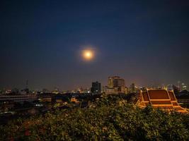 vista del paisaje urbano de bangkok desde el monte dorado en el templo de wat saket tailandia. el destino turístico emblemático de la ciudad de bangkok tailandia foto