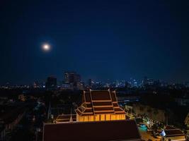 vista del paisaje urbano de bangkok desde el monte dorado en el templo de wat saket tailandia. el destino turístico emblemático de la ciudad de bangkok tailandia foto