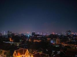 vista del paisaje urbano de bangkok desde el monte dorado en el templo de wat saket tailandia. el destino turístico emblemático de la ciudad de bangkok tailandia foto