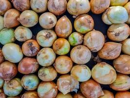 cebollas frescas en una cesta en el supermercado. foto