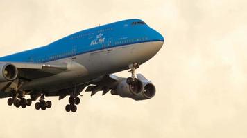 Amsterdam, Pays-Bas 25 juillet 2017 - klm boeing 747 ph bfr approche avant d'atterrir sur la piste 06 kaagbaan au lever du soleil. aéroport de shiphol, amsterdam, hollande video