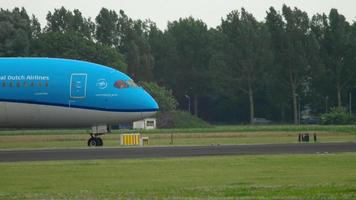 Ámsterdam, Países Bajos, 25 de julio de 2017 - klm royal dutch airlines dreamliner boeing 787 ph bhi rodadura antes de la salida en la pista 36l polderbaan. Aeropuerto de Shiphol, Amsterdam, Holanda video