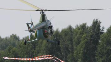 nowosibirsk, russische föderation 28. juli 2019 - vintage hubschrauber mi 1 leistungskunstflug bei der airshow auf dem mochischen flugplatz unnm video