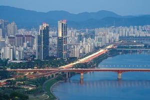 la vista nocturna de jung-gu, seúl, corea foto