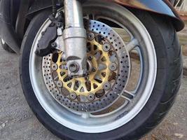 primer plano de la rueda de la motocicleta con freno. detalle de la moto. antecedentes deportivos. foto